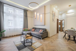 3 bedrooms bright flat in the heart of the city -FREE PARKING Need Reservation